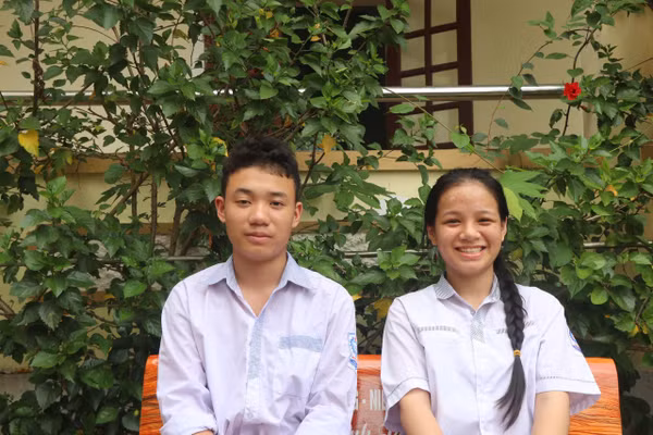 Trần Hoàng Quân - thủ khoa chuyên Tin và Nguyễn Thị Phương Trà thủ khoa chuyên Sử.