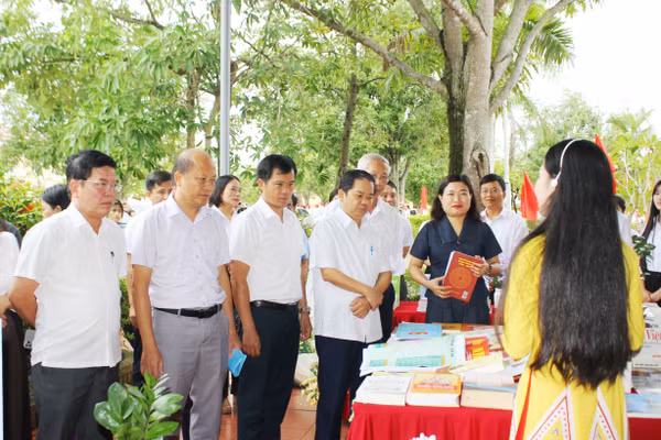 Đại biểu tham quan các gian trưng bày sách tại Trường THCS Thạch Khê (xã Thạch Khê, Hà Tĩnh).