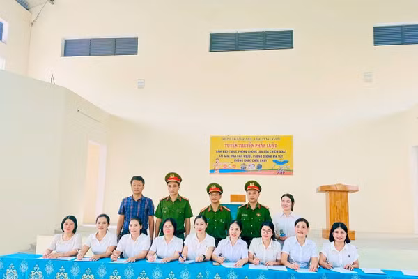 Thầy cô nêu gương xây dựng trường học không khói thuốc.