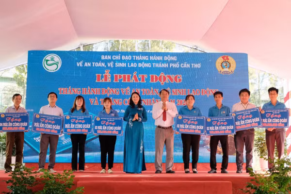 Ông Nguyễn Văn Khởi, Phó Chủ tịch UBND TP Cần Thơ và bà Lê Thị Sương Mai, Chủ tịch LĐLĐ TP Cần Thơ, trao bảng tượng trưng hỗ trợ xây dựng "Mái ấm Công đoàn" tại buổi lễ.