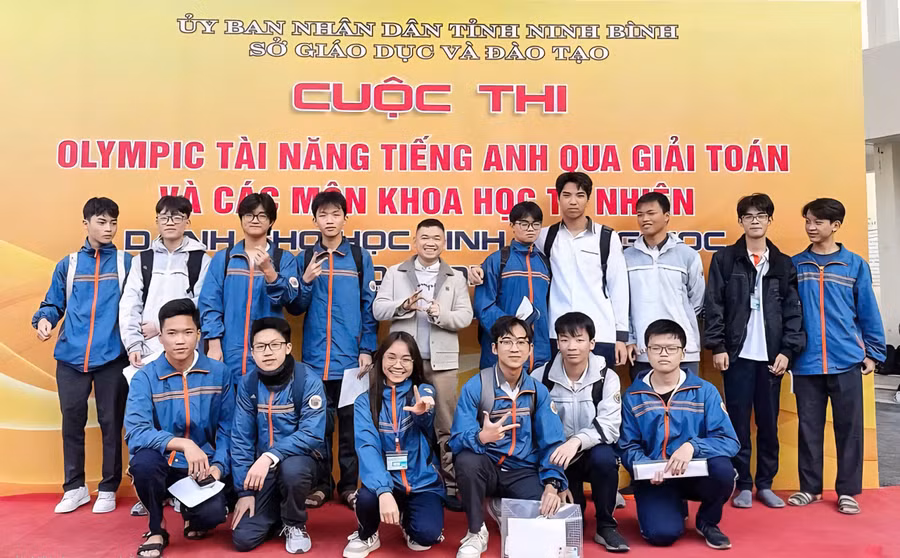 Học sinh Trường THPT chuyên Lê Hồng Phong (Nam Định, Ninh Bình) tham gia cuộc thi.