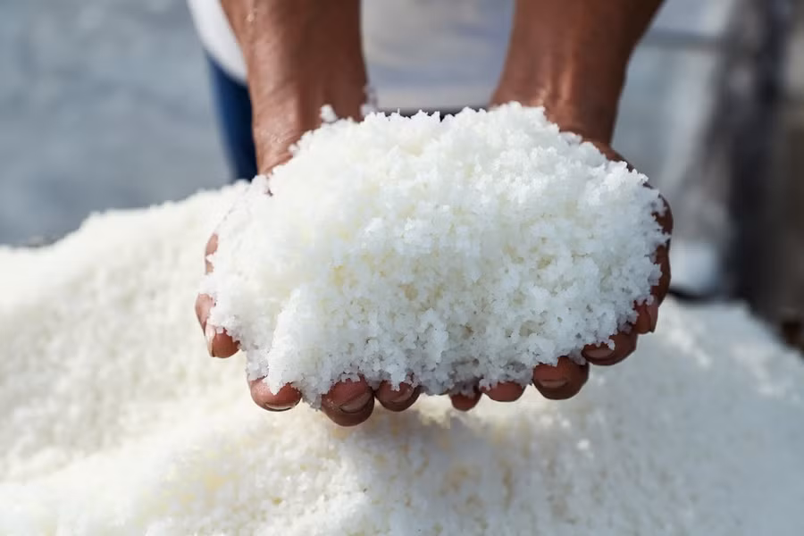 Muối trắng – sản phẩm đặc trưng của xã Giao Bình.