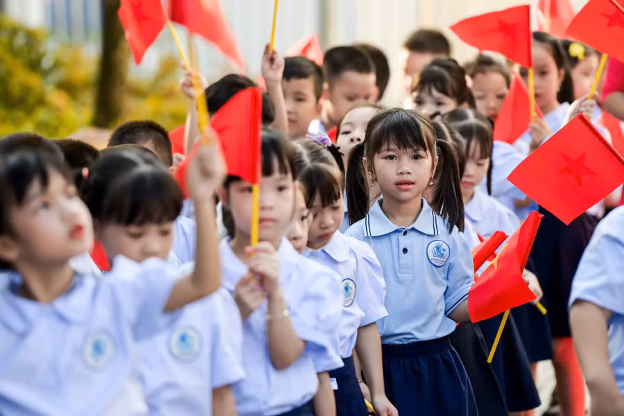 Học sinh Trường tiểu học Nguyễn Tất Thành (Nam Định, Ninh Bình) trong ngày khai giảng năm học 2024 - 2025. 