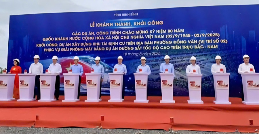 Phó Thủ tướng Trần Hồng Hà bấm nút khởi công Khu tái định cư trên địa bàn phường Đồng Văn. 