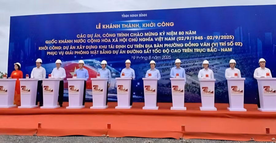 Phó Thủ tướng Trần Hồng Hà bấm nút khởi công Khu tái định cư trên địa bàn phường Đồng Văn. 