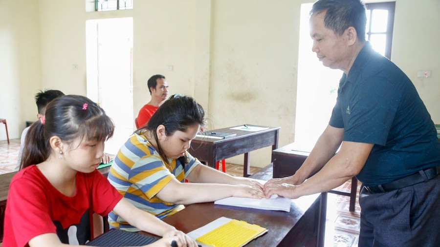Lớp học chữ nổi Braille tại Trung tâm Phục hồi chức năng dạy chữ, dạy nghề Ninh Bình. 