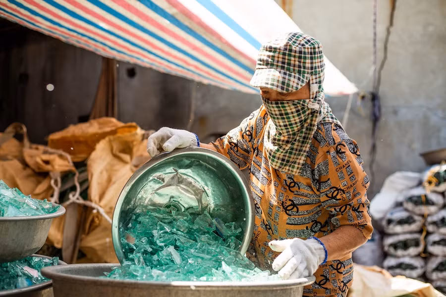 Phụ nữ địa phương với sinh kế từ nghề sản xuất cốc xối trì tại Nam Ninh, Ninh Bình. 