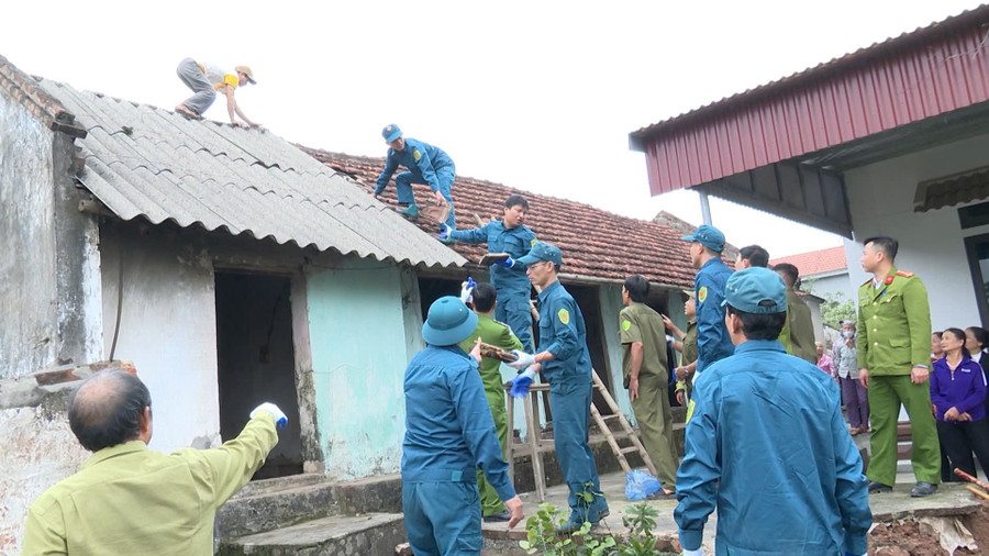 Các lực lượng tham gia hỗ trợ xóa nhà dột nát cho hộ nghèo.