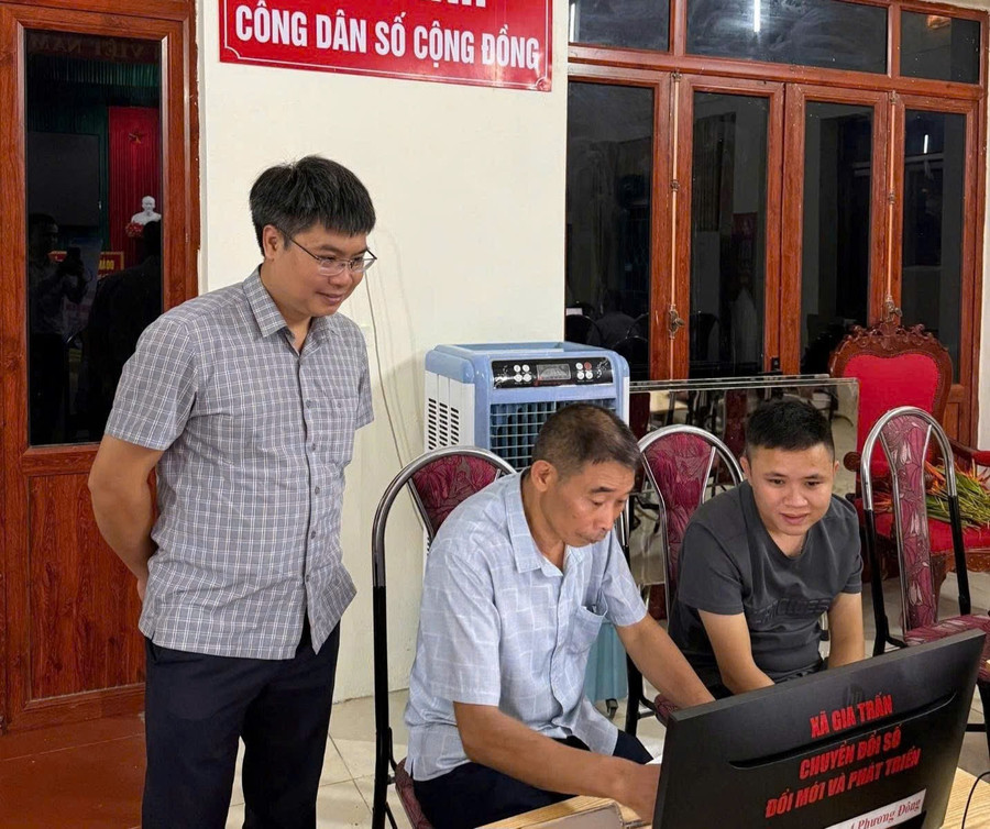 Tổ công nghệ số các thôn trên địa bàn xã Gia Trấn, Ninh Bình hướng dẫn người dân tại lớp học “Bình dân học vụ số”.