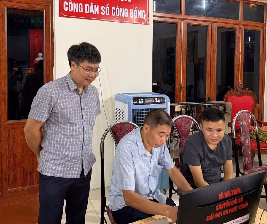 Tổ công nghệ số các thôn trên địa bàn xã Gia Trấn, Ninh Bình hướng dẫn người dân tại lớp học “Bình dân học vụ số”.