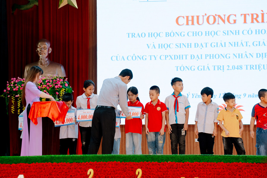 Trao học bổng cho học sinh có hoàn cảnh khó khăn đạt thành tích cao trong học tập tại xã Ý Yên, Ninh Bình. amr05968-1.jpg