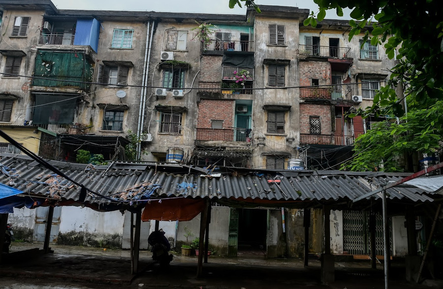 Chung cư 5 tầng tại đường Trần Đăng Ninh, phường Nam Định được xây dựng cách đây gần 50 năm, hiện đã xuống cấp nghiêm trọng. anh-1-5064.jpg