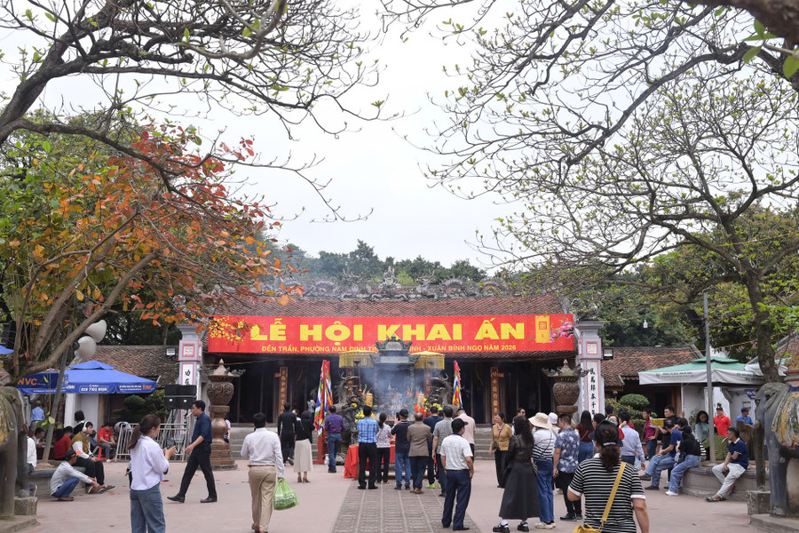 Lễ khai ấn Đền Trần hàng năm luôn thu hút hàng chục nghìn khách thập phương về dự. 