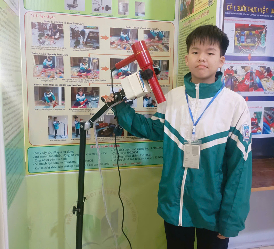 Em Nguyễn Quang Vinh, học sinh lớp 8A Trường THCS Nghĩa Bình, đạt giải Nhì cấp tỉnh cuộc thi Nghiên cứu khoa học kỹ thuật. z7146876424933-194524680e42754a3056be78fd8218d5.jpg
