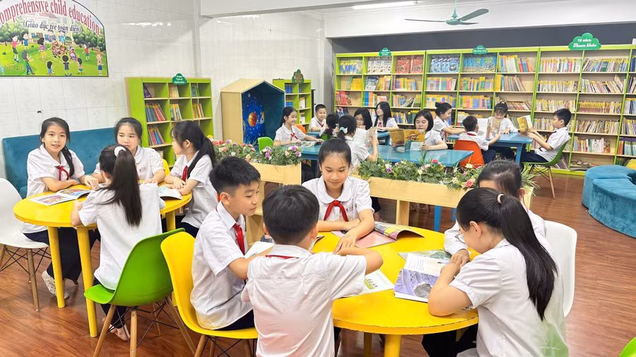 Học sinh Trường Tiểu học Hồng Gai (phường Hồng Gai) hào hứng đọc sách tại thư viện, góp phần lan tỏa văn hóa đọc trong nhà trường.