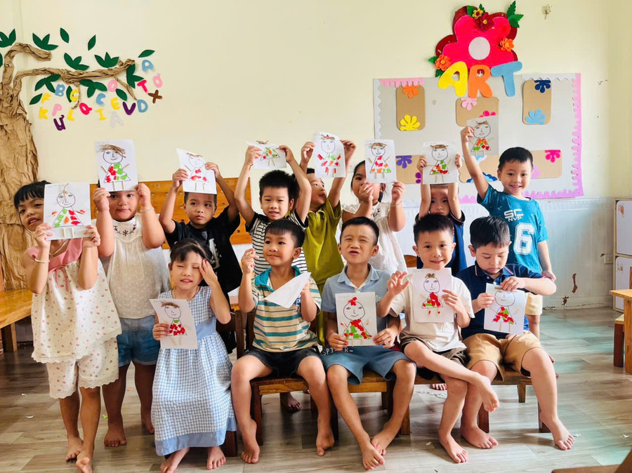 Giờ học tạo hình giúp trẻ Mầm non Việt Mỹ (Ý Yên, Ninh Bình) phát huy sự sáng tạo. z7102930635193-93e5098d5af078ed09caafdf8eb3a435.jpg