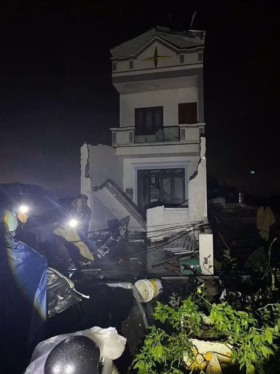 Lốc xoáy làm căn nhà bị hư hại nghiêm trọng.