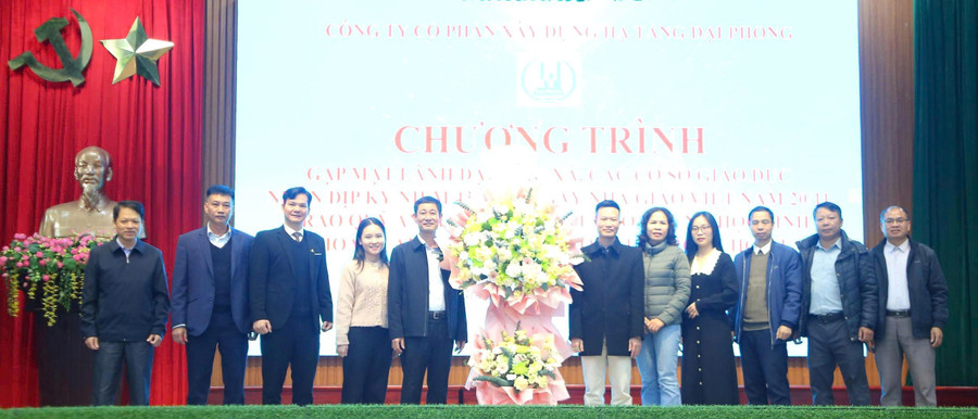 Đại diện lãnh đạo Công ty CP Xây dựng hạ tầng Đại Phong tặng hoa tri ân thầy, cô giáo. 