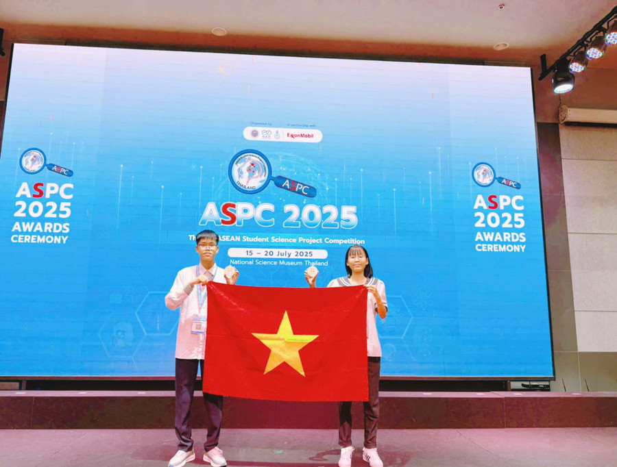 Học sinh Trường THPT chuyên Lê Hồng Phong (Nam Định, Ninh Bình) tại Cuộc thi Khoa học Học sinh ASEAN lần thứ 11. 523825181-1052253900437540-7578636764971392712-n.jpg