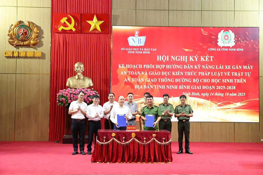 Đại diện Sở GD&ĐT và Công an tỉnh Ninh Bình ký kết kế hoạch phối hợp giáo dục pháp luật, hướng dẫn kỹ năng lái xe an toàn cho học sinh.