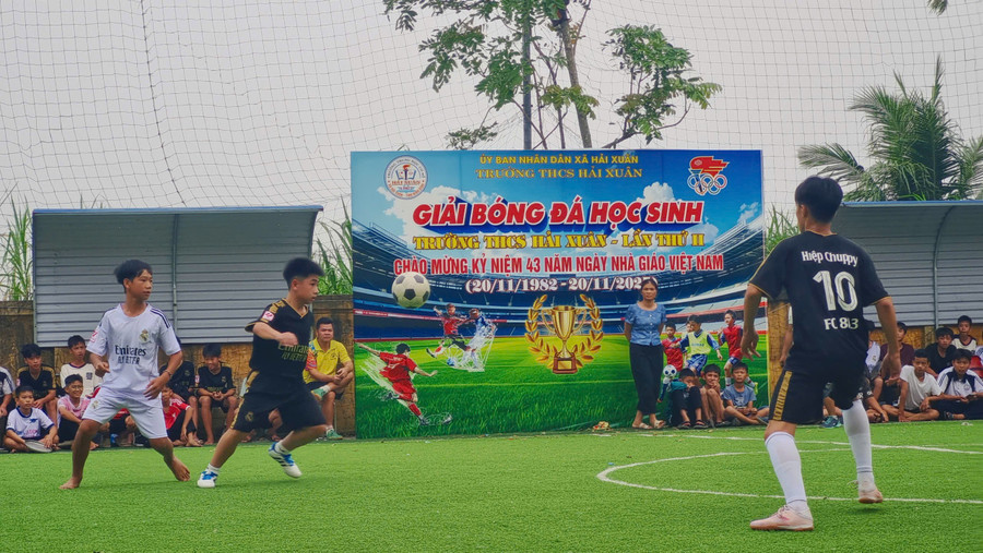Trường THCS Hải Xuân (Hải Xuân, Ninh Bình) tổ chức Giải bóng đá nhằm rèn luyện sức khỏe và nâng cao thể chất cho học sinh. z7175578934171-9a96c2ae6bd0f55ffe903a6f9dff4b05.jpg