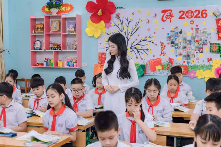 Cô, trò Trường Tiểu học Trần Hưng Đạo (Phường Hồng Gai) trong một giờ học. 