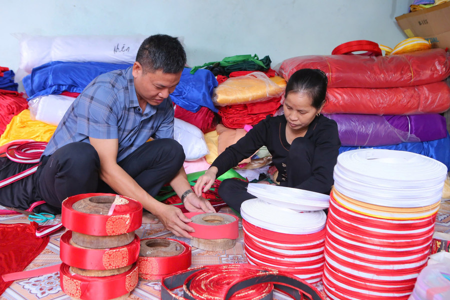 Người dân làng nghề Giáp Nhất (Nam Trực, Ninh Bình) tỉ mỉ hoàn thiện sản phẩm khăn xếp truyền thống.