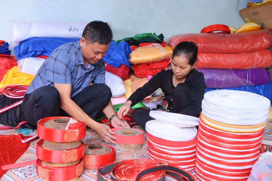 Người dân làng nghề Giáp Nhất (Nam Trực, Ninh Bình) tỉ mỉ hoàn thiện sản phẩm khăn xếp truyền thống.