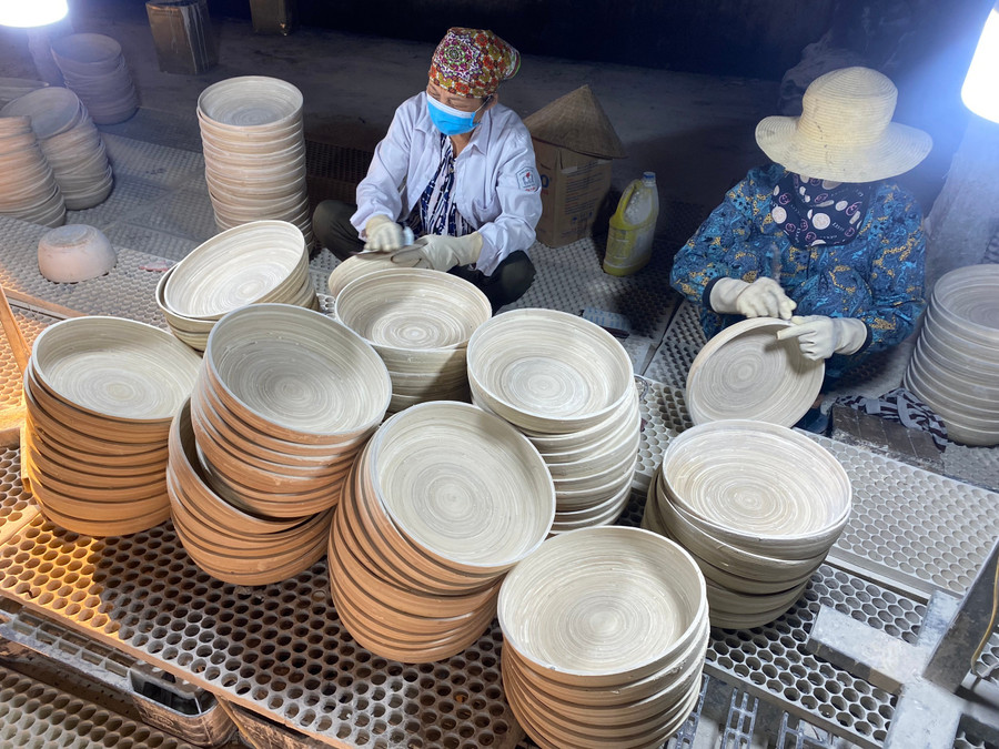 Làng nghề sơn mài Cắt Đằng (Vạn Thắng, Ninh Bình) giải quyết việc làm cho lao động thuộc hộ nghèo, cận nghèo. z5905161297067-ad4384dc084cc8469e6939318504d713.jpg