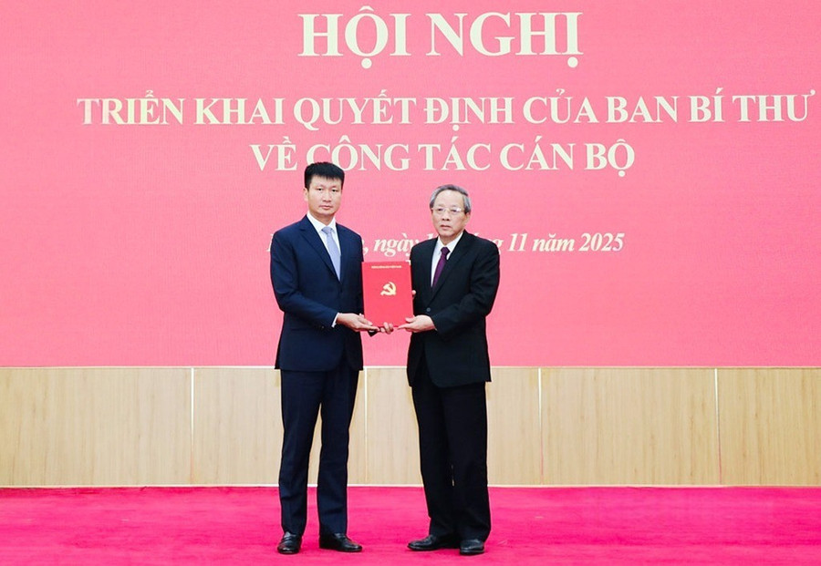 Ông Hoàng Đăng Quang, Phó Trưởng Ban Thường trực Ban Tổ chức Trung ương trao Quyết định cho ông Trần Huy Tuấn. (Ảnh:ĐL)