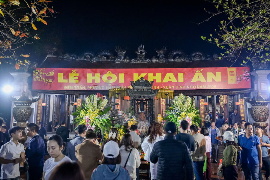 Hàng vạn người dân và du khách đổ về khu vực Đền Trần trong đêm khai ấn.