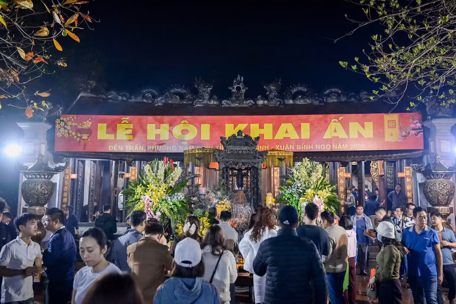 Hàng vạn người dân và du khách đổ về khu vực Đền Trần trong đêm khai ấn.