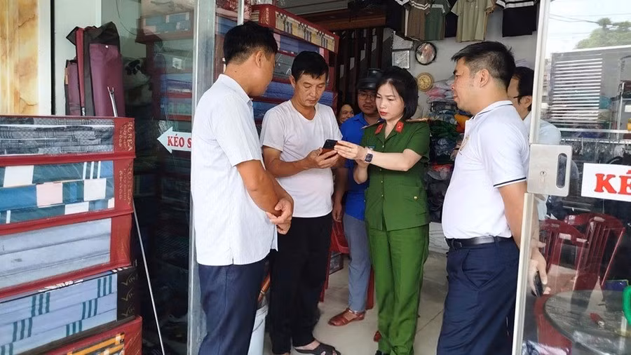 Tổ Công nghệ số cộng đồng xã Giao Thủy hướng dẫn người dân sử dụng các dịch vụ số qua điện thoại thông minh.