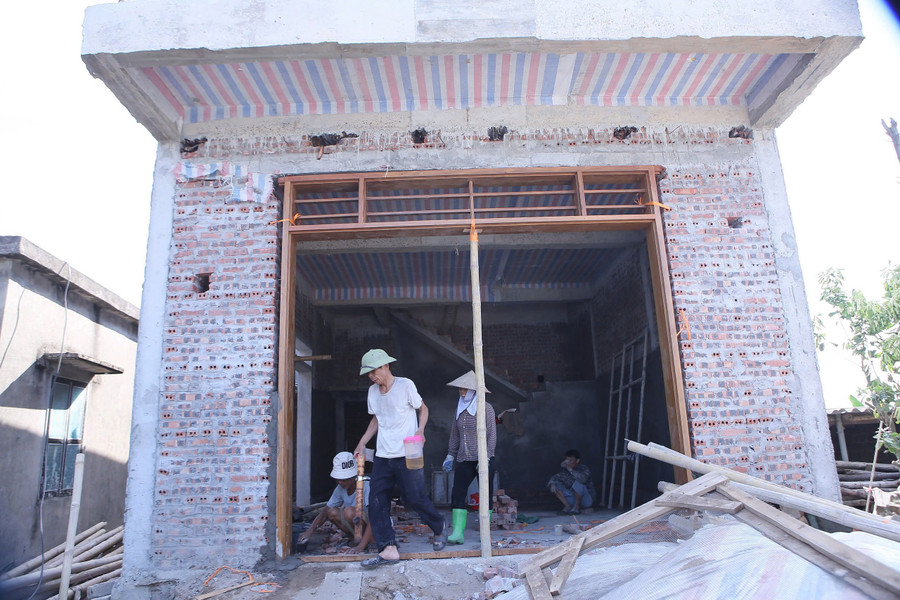 Hộ gia đình bà Vũ Thị Đủ được hỗ trợ xây nhà mới theo chương trình xóa nhà tạm, nhà dột nát. dau-an-cua-su-dong-long-2.jpg