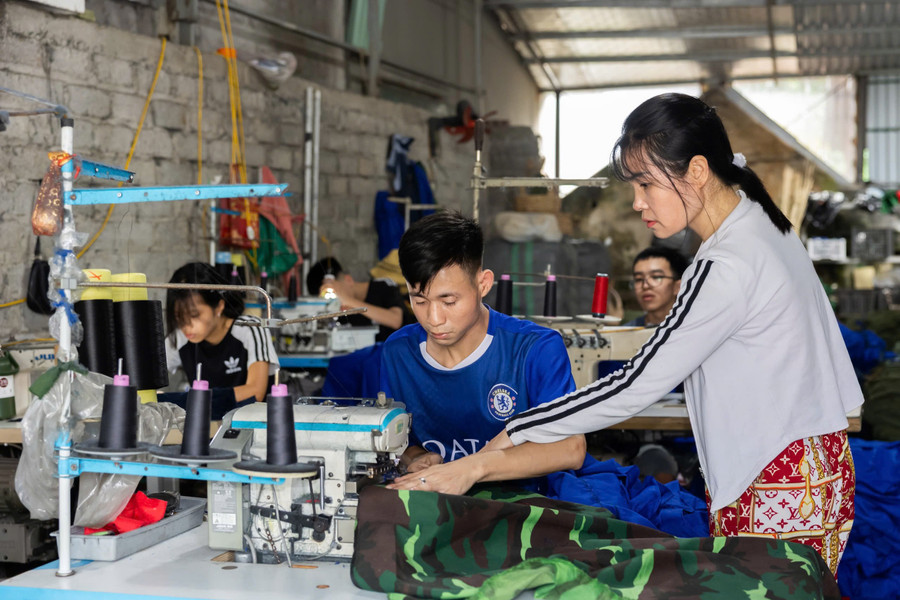 Cơ sở may của chị Nguyễn Thị Tuyến (Hiển Khánh, Ninh Bình) tạo việc làm cho nhiều hoàn cảnh khó khăn. 