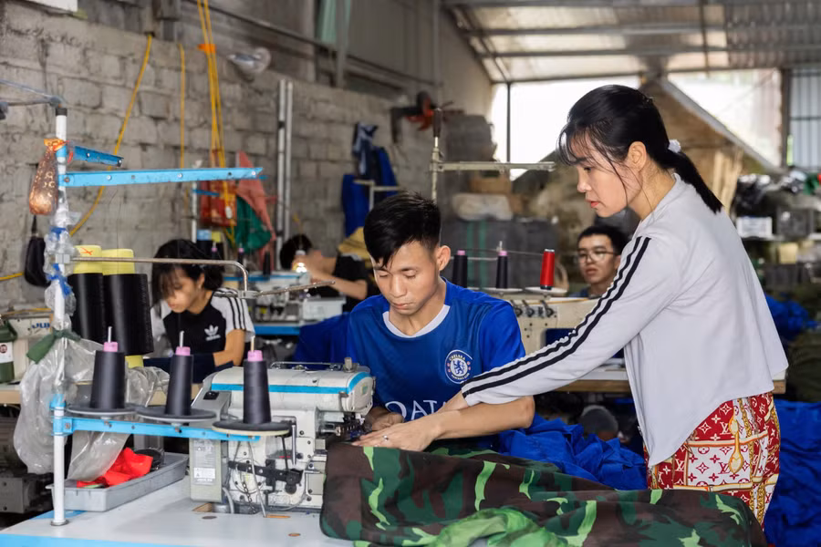 Cơ sở may của chị Nguyễn Thị Tuyến (Hiển Khánh, Ninh Bình) tạo việc làm cho nhiều hoàn cảnh khó khăn. 