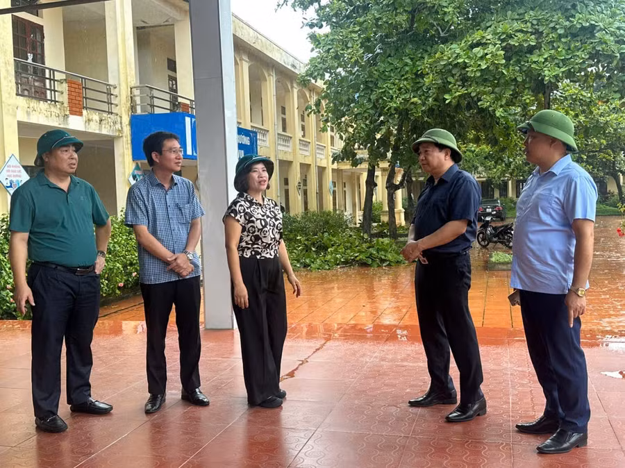 Lãnh đạo Sở GD&ĐT Ninh Bình kiểm tra công tác phòng, chống bão số 3 tại Trường THPT Bình Minh (Ninh Bình). 
