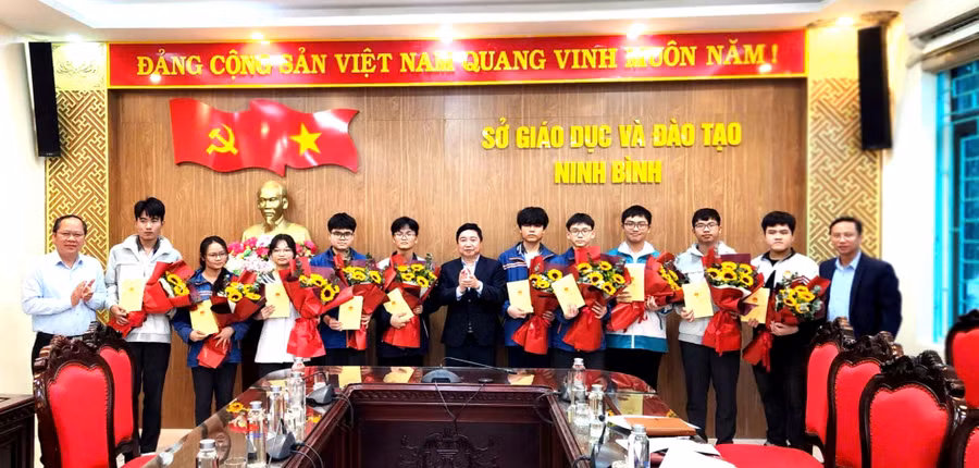 Sở GD&ĐT Ninh Bình gặp mặt học sinh tiêu biểu tham dự Kỳ thi chọn đội tuyển Olympic năm 2026. 