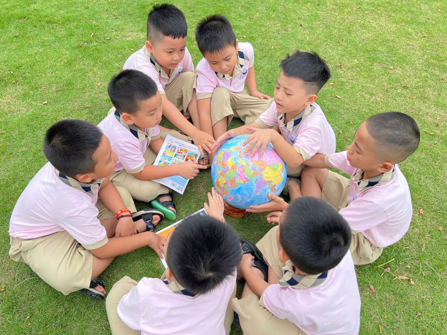 Học sinh Trường Tiểu học Cửa Nam (Nam Định, Ninh Bình) tham gia tiết học đọc sách ngoài trời.