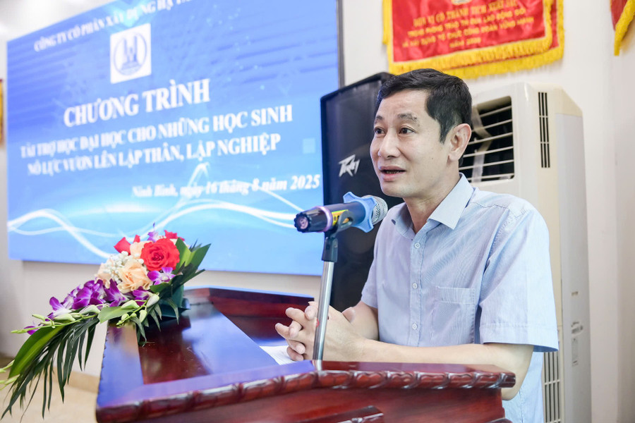 Ông Trần Quang Đại - Chủ tịch HĐQT, Giám đốc Công ty Cổ phần Xây dựng hạ tầng Đại Phong chia sẻ tại buổi lễ. z6912761619058-bcb923147aa6d1013ee09a728f0d1bc0.jpg