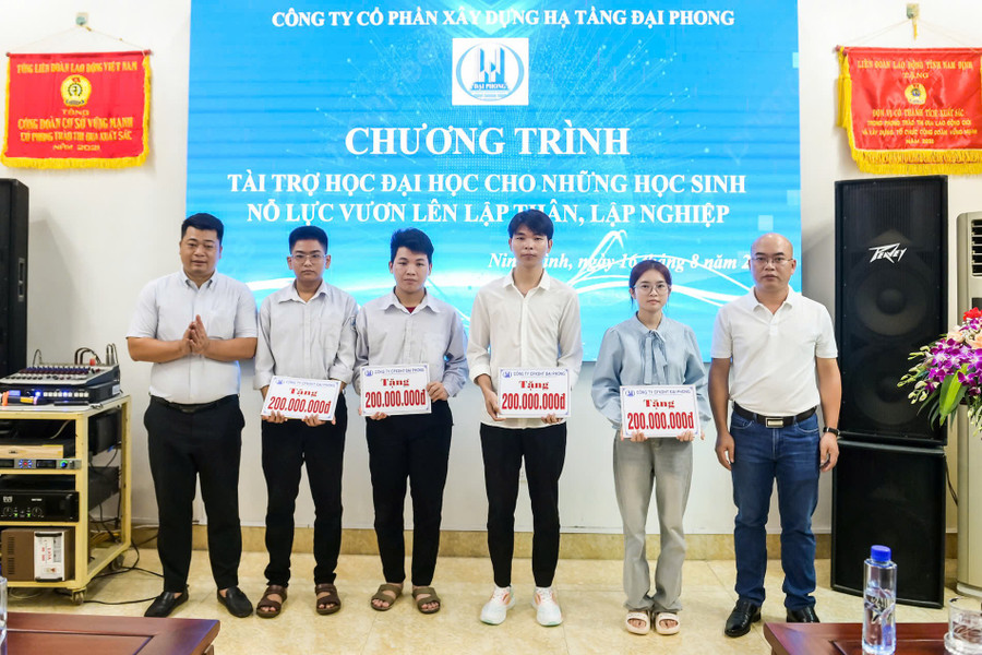 Những phần quà ý nghĩa được trao đến các em học sinh.