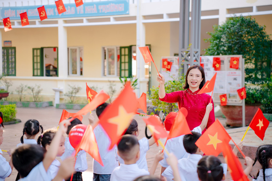 Cô trò Trường Tiểu học Yên Bình (Vũ Dương, Ninh Bình) trong ngày khai giảng năm học 2025-2026. 