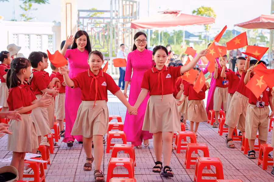 Cô, trò Trường Tiểu học Cửa Nam (Nam Định, Ninh Bình) trong ngày khai giảng năm học 2025-2026. 