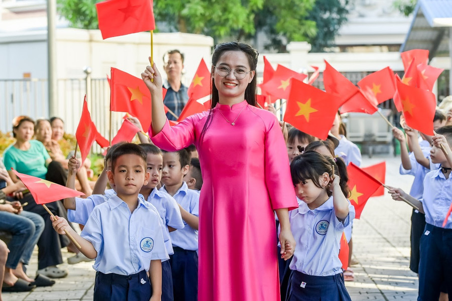 Cô trò Trường Tiểu học Nguyễn Tất Thành (Nam Định, Ninh Bình) trong ngày khai giảng năm học 2025-2026. 