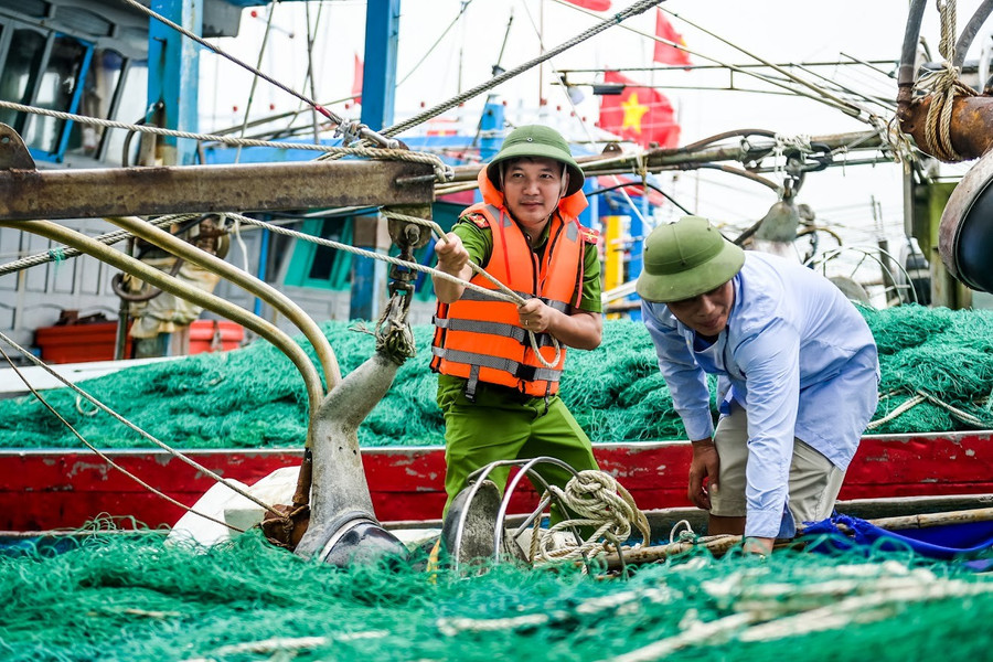 Lực lượng chức năng giúp ngư dân gia cố, chằng buộc tàu thuyền.