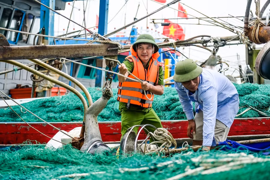 Lực lượng chức năng giúp ngư dân gia cố, chằng buộc tàu thuyền.