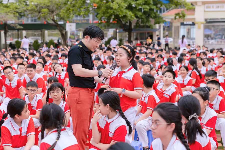 Học sinh Trường Tiểu học Trần Hưng Đạo tham gia hoạt động giao lưu, rèn luyện kỹ năng giao tiếp.