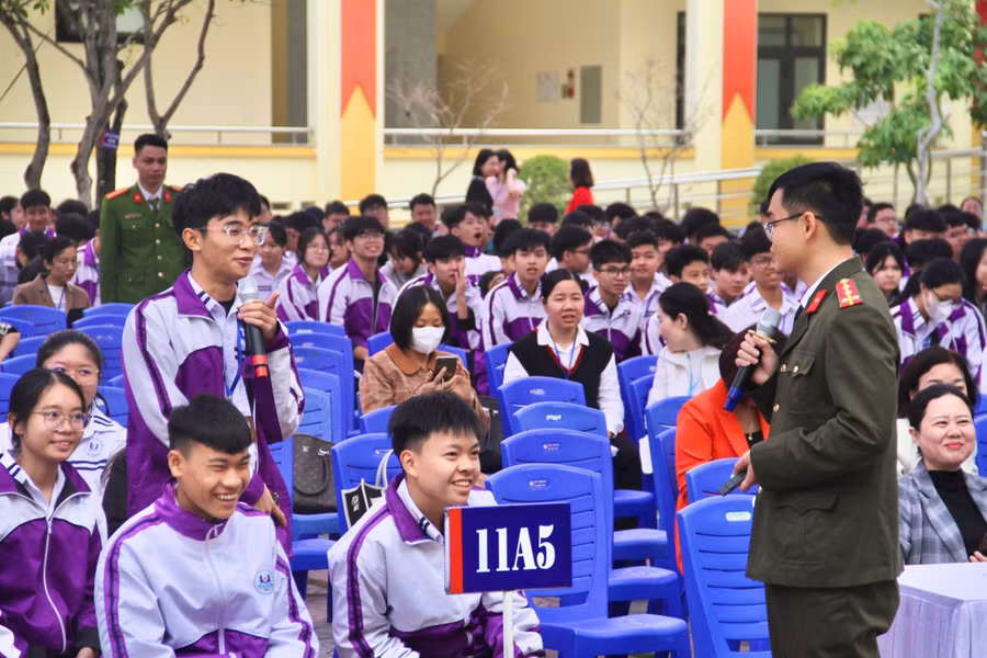Học sinh Trường THPT Uông Bí (phường Uông Bí) tham gia giao lưu, trao đổi trong chương trình tuyên truyền “Sử dụng mạng xã hội an toàn trong học sinh, sinh viên tỉnh Quảng Ninh”. thpt-uong-bi.jpg