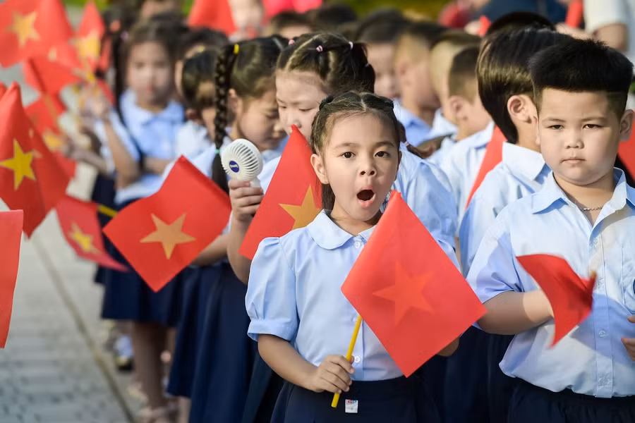 Biểu cảm đáng yêu của học sinh trong ngày khai giảng năm học mới.