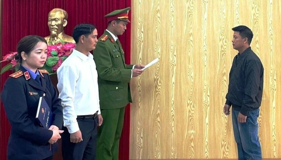 Cơ quan công an đọc lệnh khởi tố bị can, bắt tạm giam đối với Vũ Văn Dũng. Ảnh: Công an tỉnh Ninh Bình